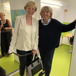 MMag. Dr. Gaby Cerwenka mit der Künstlerin