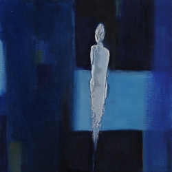 Figur im blauen Raum